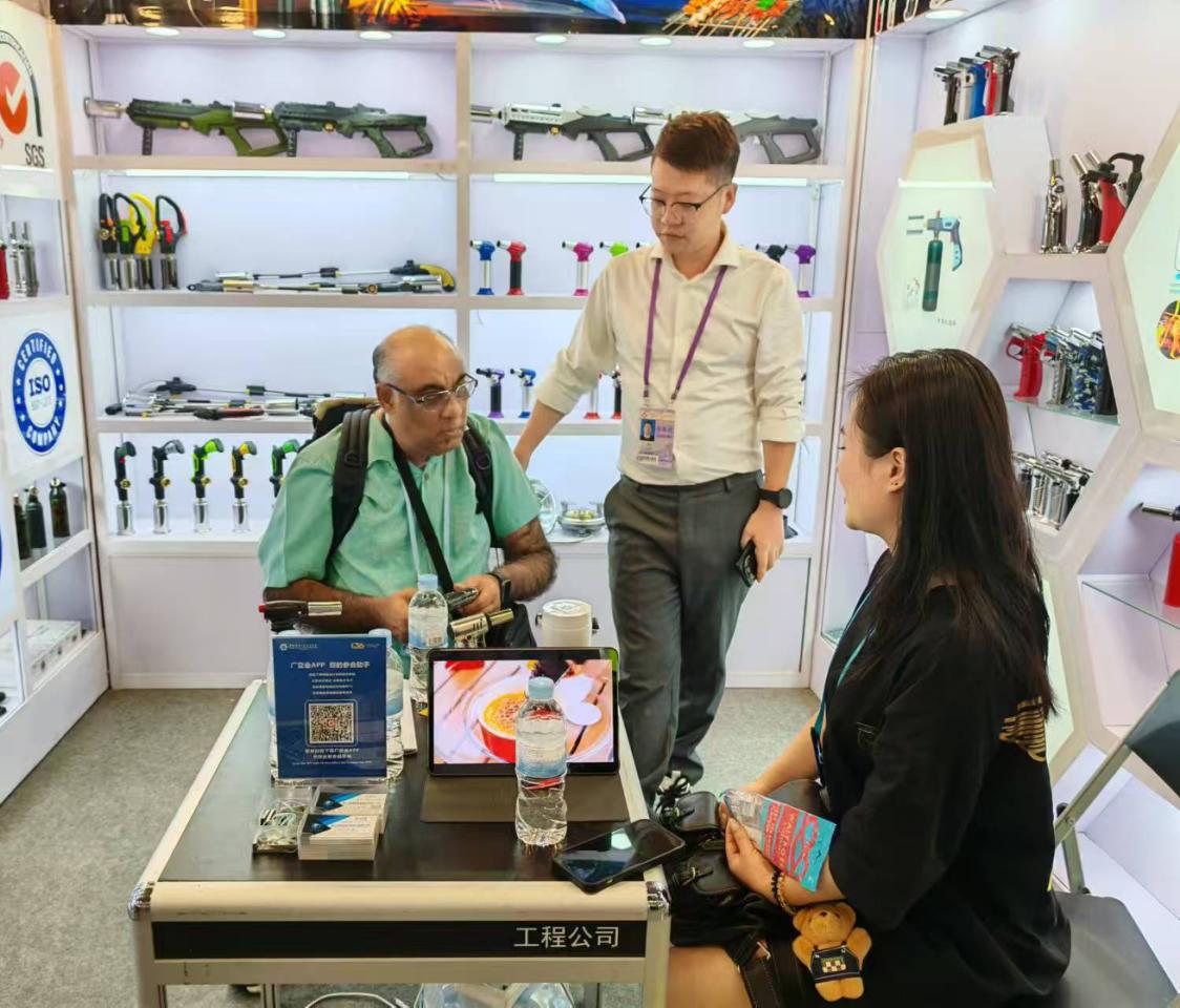 Visitors at the Zhentanzhe booth