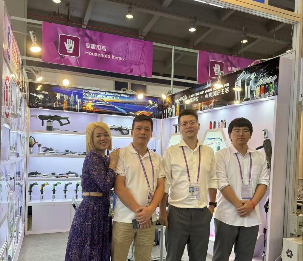 Zhentanzhe team with buyers at a fair