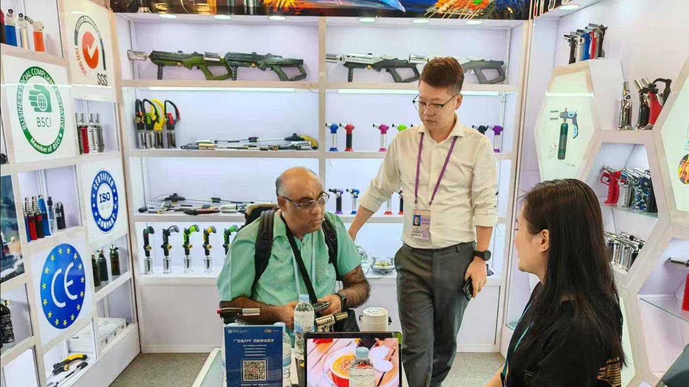 Zhentanzhe team meeting buyers at a trade fair booth